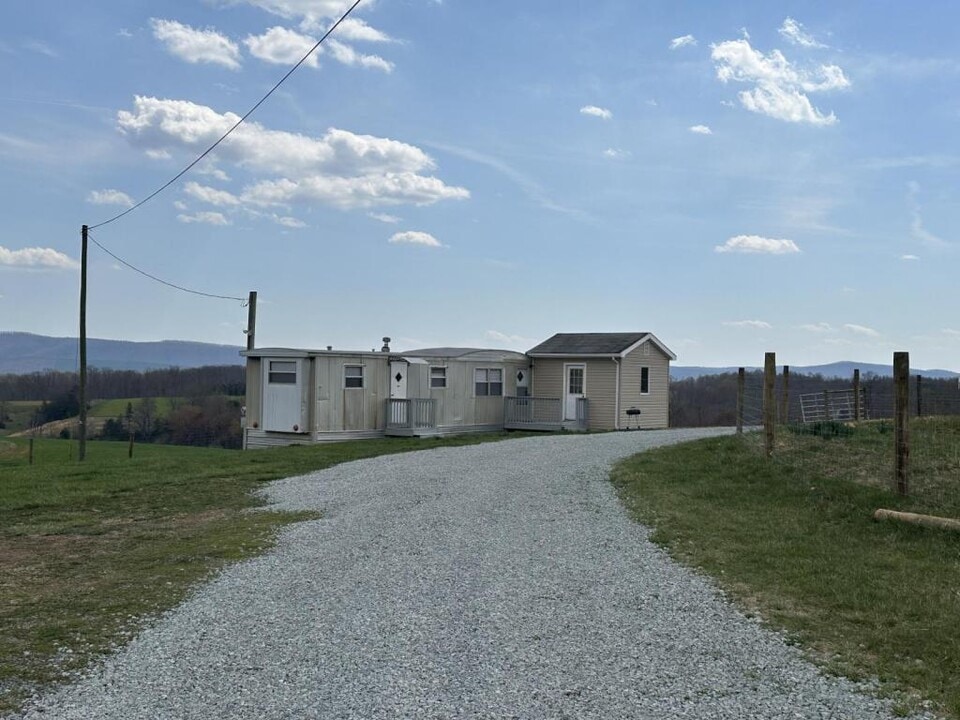 400 Mt Carmel Rd in Rocky Mount, VA - Building Photo