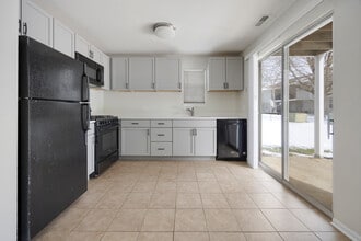 527 E Shag Bark Ln in Streamwood, IL - Building Photo - Building Photo