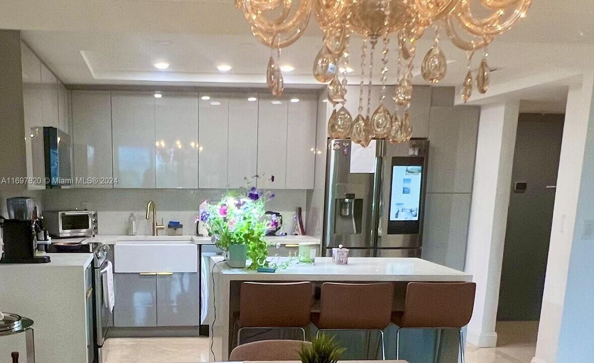 19380 Collins Ave, Unit 304 in Sunny Isles Beach, FL - Foto de edificio