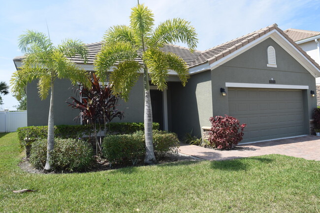 11674 SW Rowena St in Port St. Lucie, FL - Foto de edificio - Building Photo