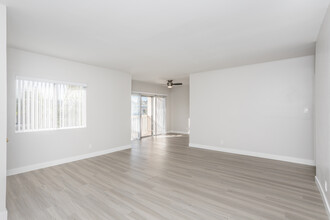 La Linda Apartments in Torrance, CA - Building Photo - Interior Photo