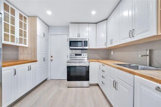 9500 W Bay Harbor Dr in Bay Harbor Islands, FL - Foto de edificio - Building Photo