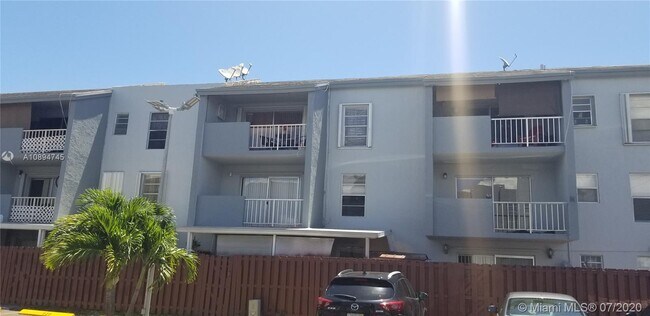 1725 W 60th St-Unit -F206 in Hialeah, FL - Building Photo - Building Photo