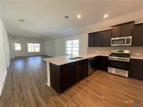 214 Escondido Cir in San Marcos, TX - Building Photo - Building Photo