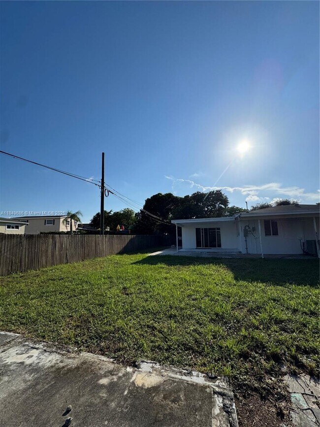 6828 SW 5th St in Pembroke Pines, FL - Building Photo - Building Photo