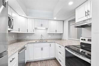 2865 51st St S-Unit -9 in Gulfport, FL - Building Photo - Building Photo
