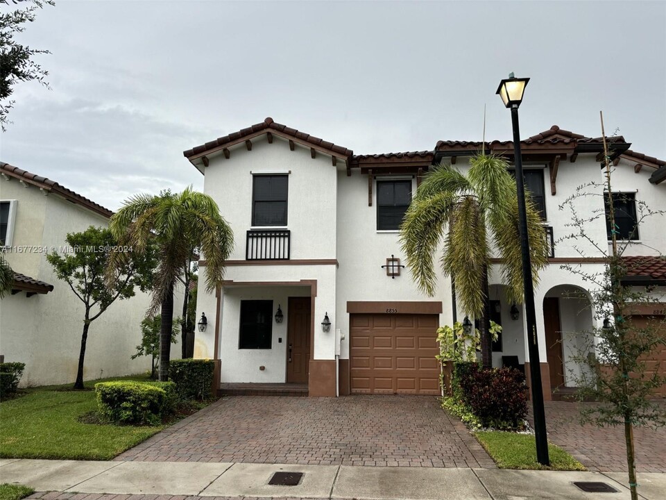 8855 NW 102nd Pl in Doral, FL - Foto de edificio