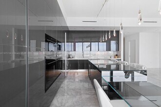 1451 Brickell Ave, Unit LPH 4901 in Miami, FL - Building Photo - Building Photo