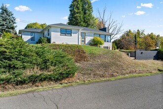560 N Keene Way Dr in Medford, OR - Building Photo - Building Photo