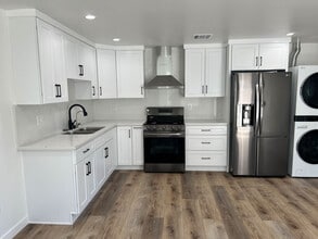 7718 N Glenoaks Blvd in Burbank, CA - Foto de edificio - Building Photo