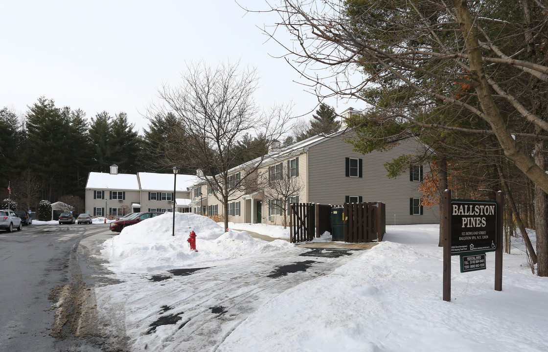 Ballston Pines in Ballston Spa, NY - Foto de edificio