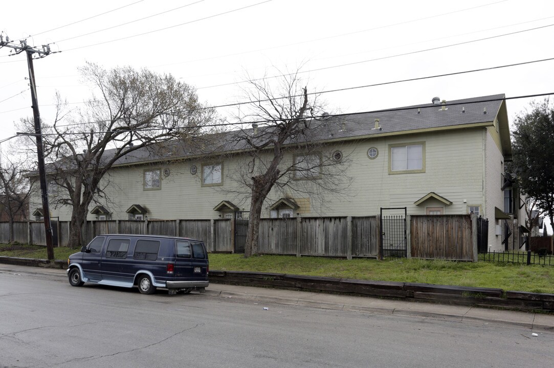 1830 N Fitzhugh Ave in Dallas, TX - Building Photo