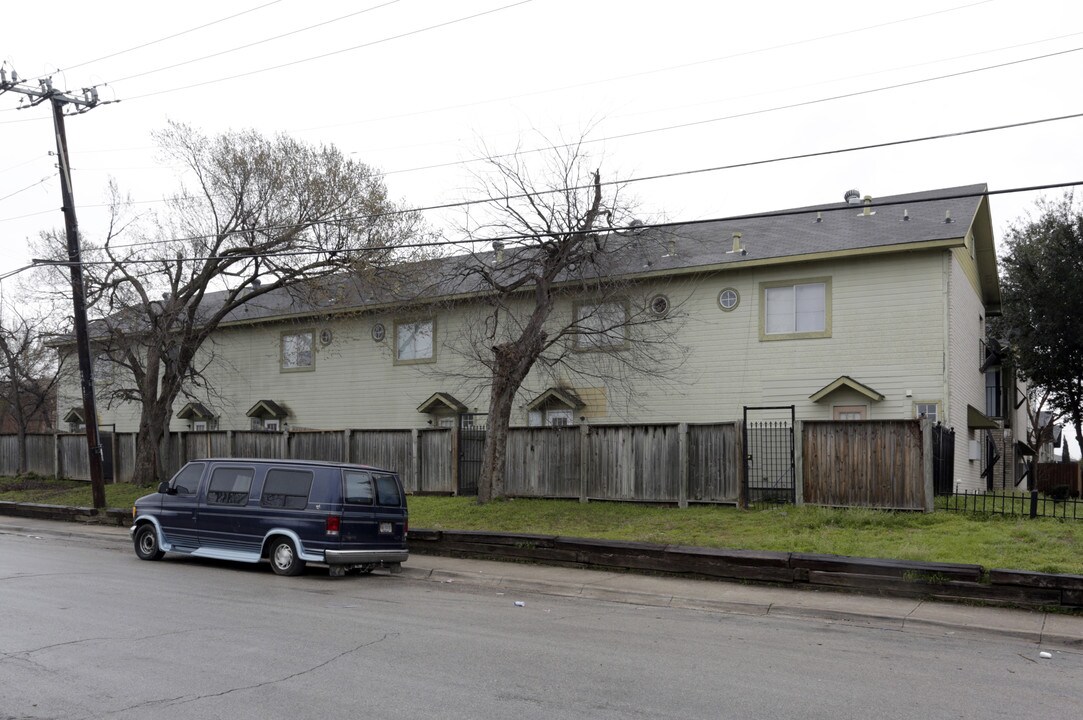 1830 N Fitzhugh Ave in Dallas, TX - Foto de edificio