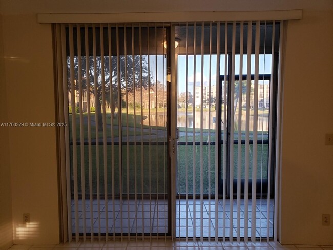 7960 NW 50th St, Unit 102 in Lauderhill, FL - Building Photo - Building Photo