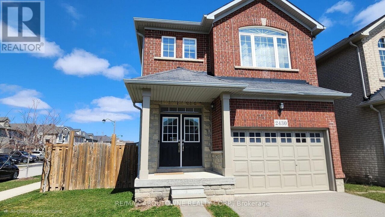 2430 Whistling Springs Crescent in Oakville, ON - Building Photo