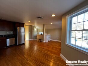 57 Day St in Boston, MA - Foto de edificio - Building Photo