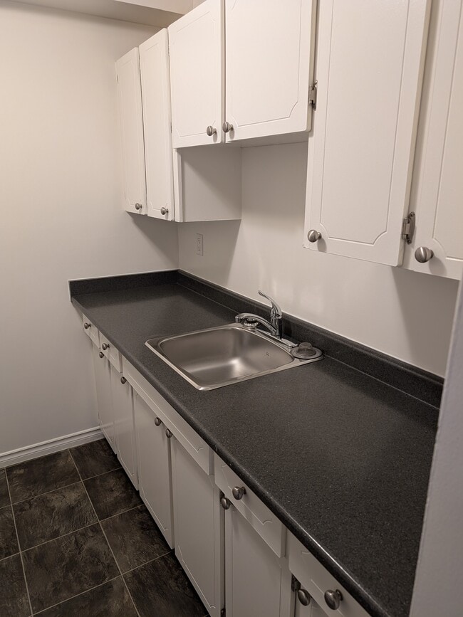 575 Marifield Ave in Victoria, BC - Building Photo - Building Photo