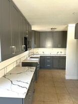 245 E 87th Pl in Los Angeles, CA - Building Photo