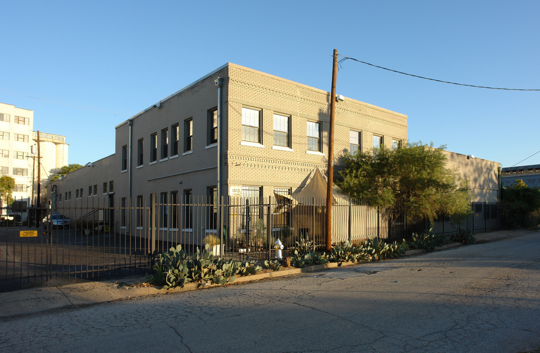 1813 Clarence St in Dallas, TX - Foto de edificio