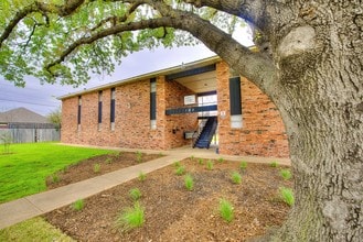 Hidden Oaks in Hurst, TX - Building Photo - Building Photo