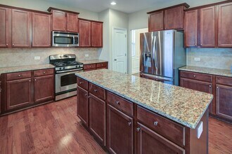 325 Cranbrooke Cir in Suwanee, GA - Building Photo - Building Photo
