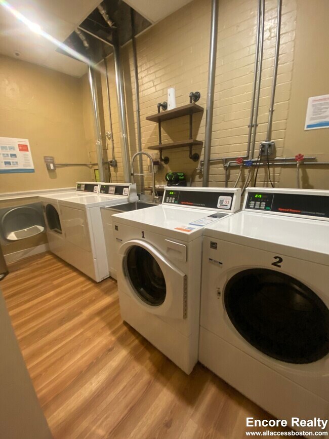 448 Park Dr, Unit 15 in Boston, MA - Foto de edificio - Building Photo