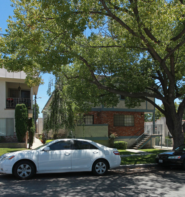 626 E Tujunga Ave in Burbank, CA - Building Photo - Building Photo