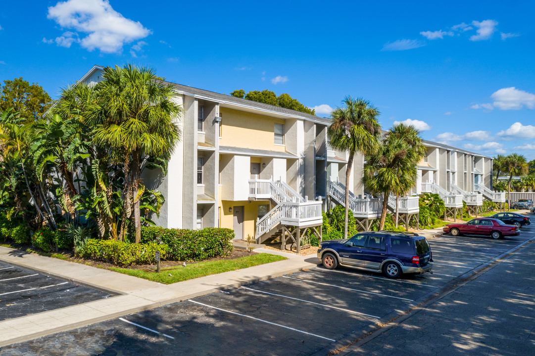 The Laurels in Ft. Myers, FL - Building Photo