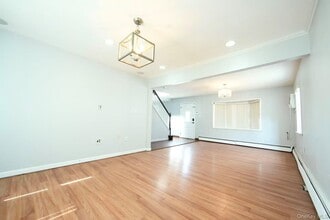 32 Needle Ln in Levittown, NY - Building Photo - Building Photo