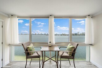 301 Lake Shore Dr in Lake Park, FL - Building Photo - Building Photo