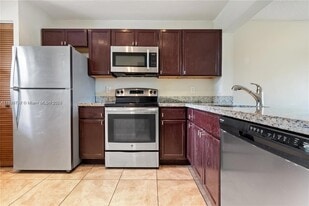 880 NE 207th Terrace, Unit 20210 in Miami, FL - Building Photo