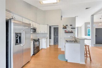 8560 High School Blvd in Navarre, FL - Foto de edificio - Building Photo