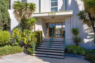 Bagley Regent Apartments in Los Angeles, CA - Foto de edificio - Building Photo