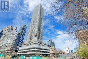 11 Wellesley St W in Toronto, ON - Building Photo