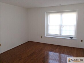 23 Colleen Ct in Kendall Park, NJ - Building Photo - Building Photo