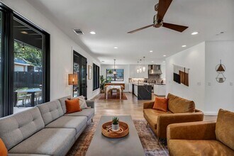 613 Terrell Hill Dr in Austin, TX - Building Photo - Building Photo