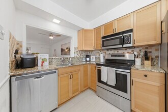 5057 Les Chateaux Dr, Unit 245 in Dallas, TX - Foto de edificio - Building Photo