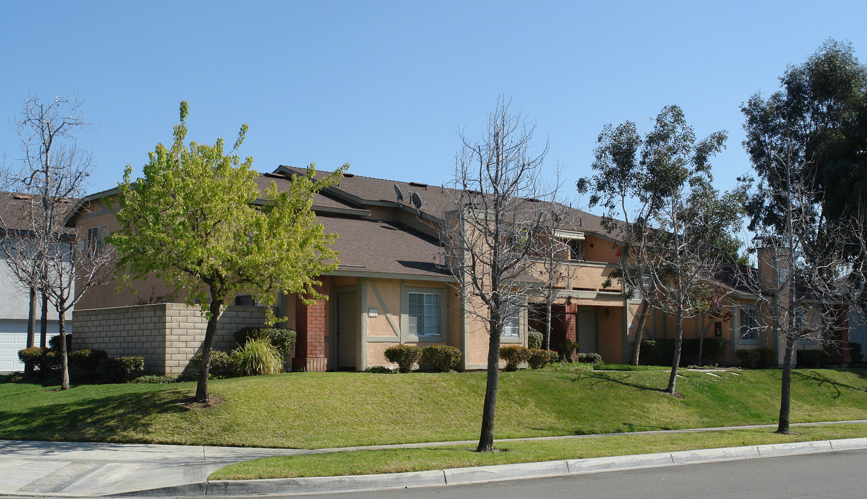 2320 Benidorm Cir in Corona, CA - Building Photo