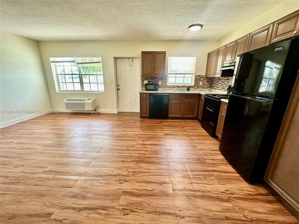 5420 NE 22nd Terrace in Fort Lauderdale, FL - Foto de edificio