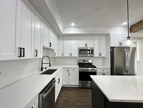 2317 N Keeler Ave, Unit J08P in Chicago, IL - Building Photo - Building Photo