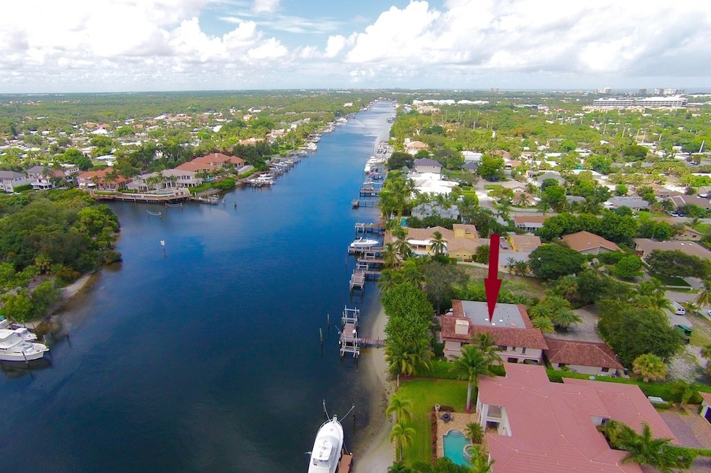 Intracoastal Tripex with boat slips & garages in North Palm Beach, FL - Building Photo