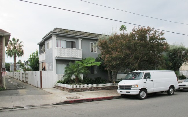 18312 Collins St in Tarzana, CA - Foto de edificio - Building Photo