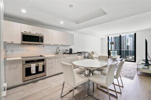 55 SW 9th St in Miami, FL - Building Photo