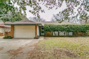 5400 Dunson Dr in Haltom City, TX - Building Photo