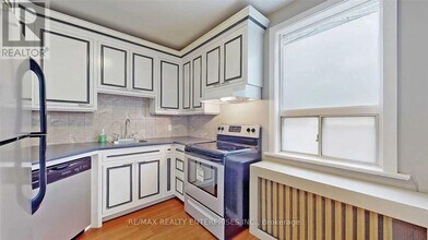 255 Lakeshore Rd E in Mississauga, ON - Building Photo - Building Photo
