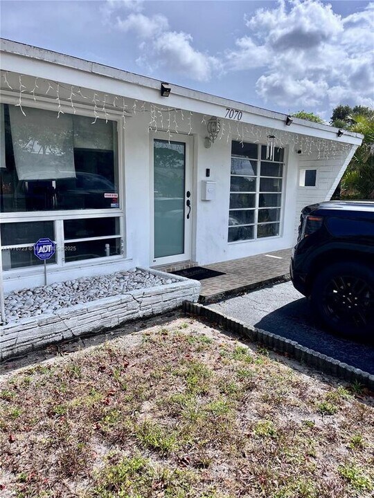 7070 Raleigh St in Hollywood, FL - Building Photo