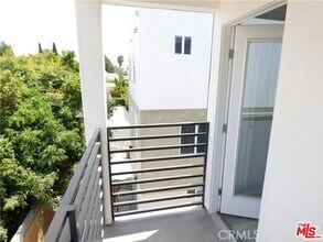1113 Carmona Ave in Los Angeles, CA - Building Photo - Building Photo
