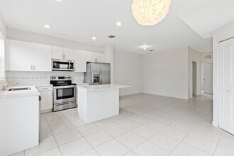 965 NE 211th St in North Miami Beach, FL - Building Photo - Building Photo