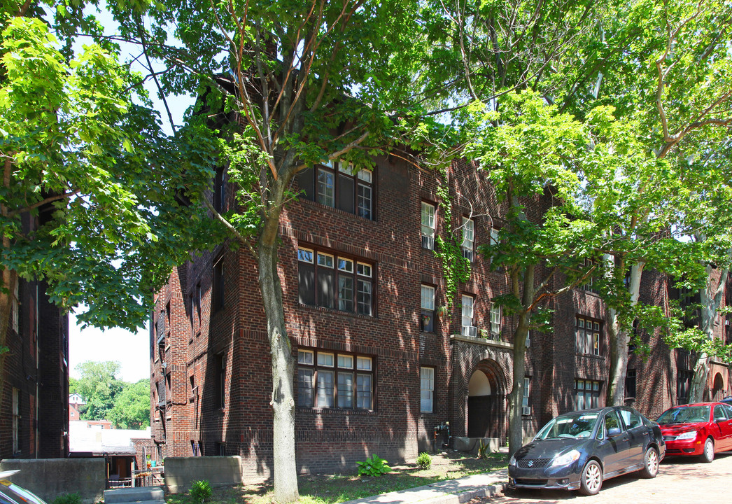 5855 Alderson St in Pittsburgh, PA - Foto de edificio