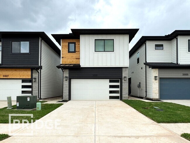 property at 33131 Oak Hts Pl